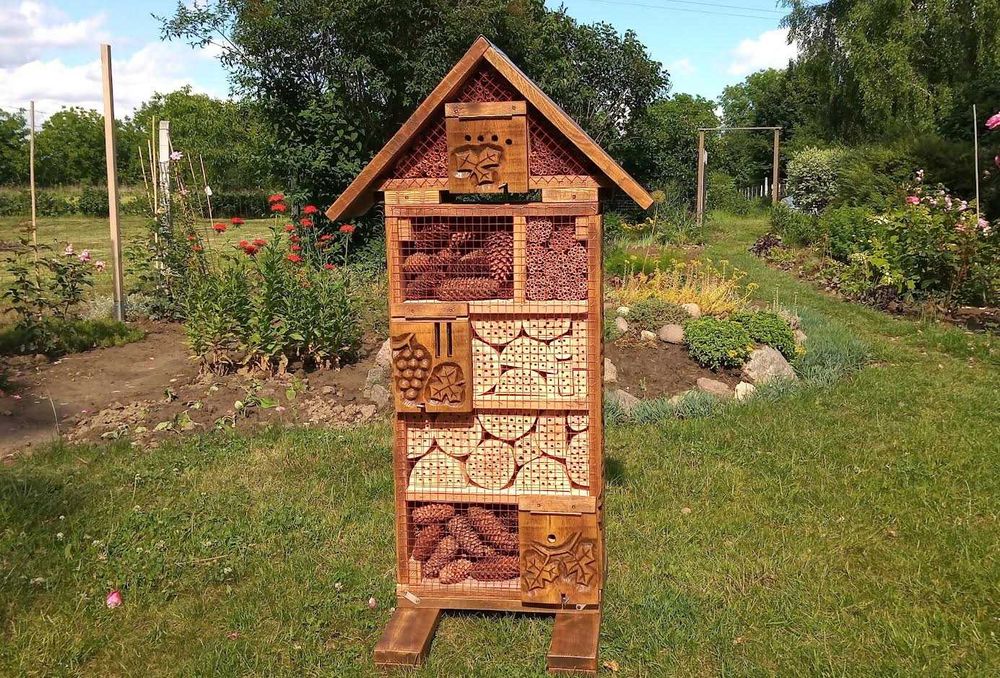 domek dla owadów, hotel dla owadów, rzeźbiony