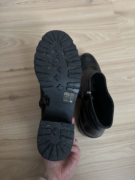 Czarne skórzane botki na słupku