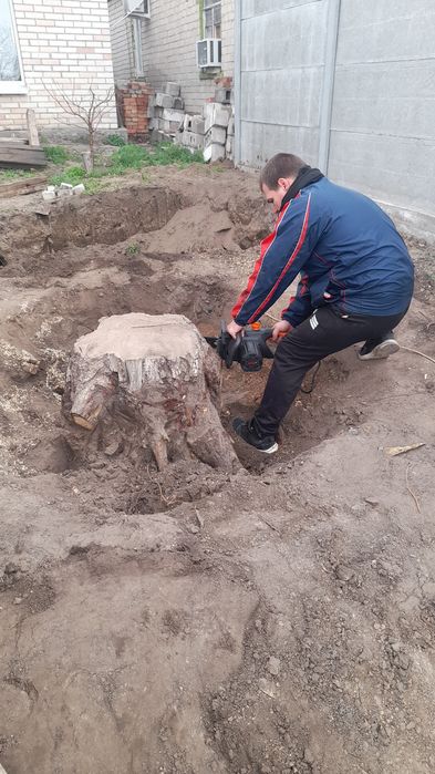 Уборка территории,вывоз мусора.