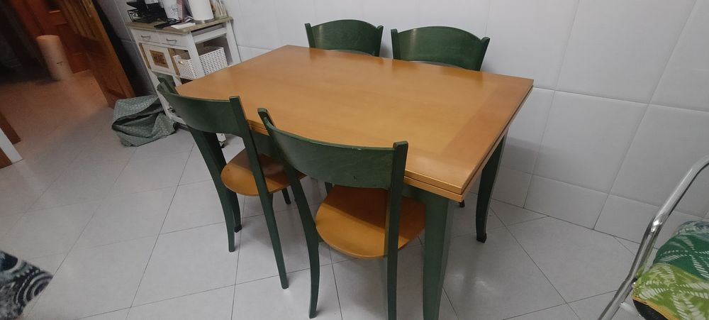 Mesa e cadeiras excelente estado