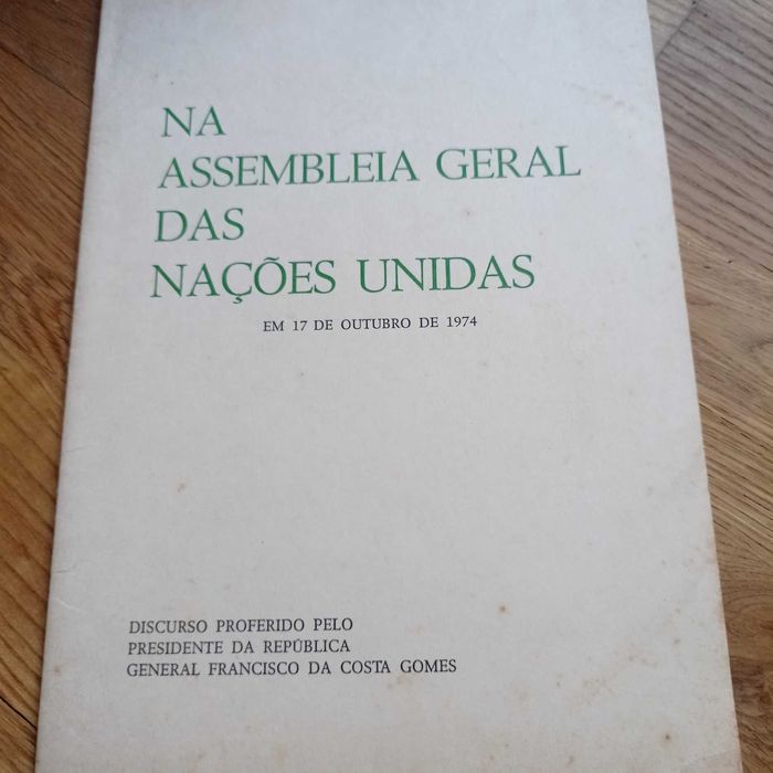 vendo livro na assembleia geral das nações unidas