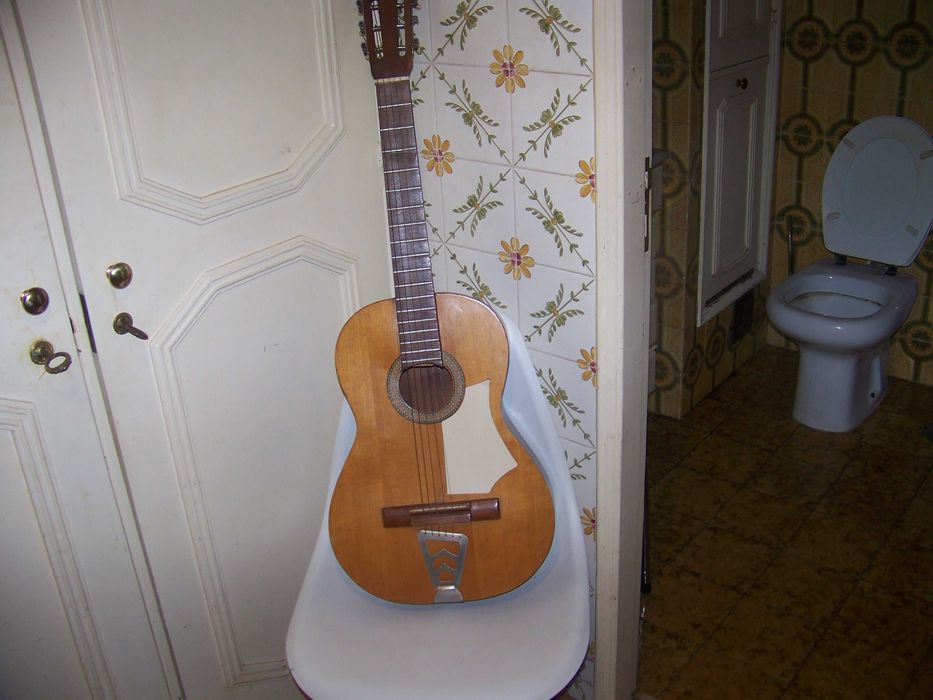 guitarra de caixa com cordas metálicas com defeitos