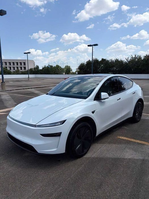 Tesla Model Y      2026