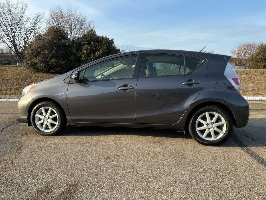 Toyota Prius c Four      2014