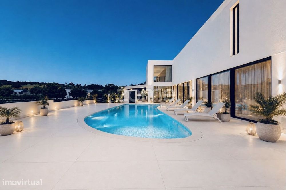 Moradia T6 moderna com piscina aquecida e amplas áreas