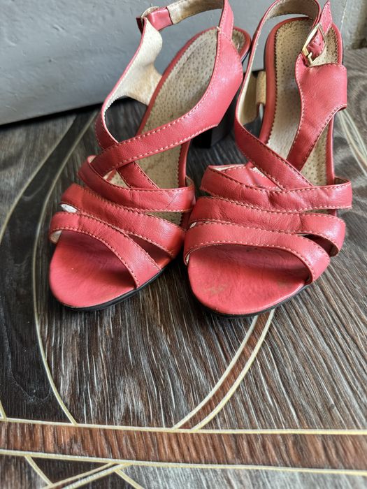 Кожані босоніжки 38 розмір