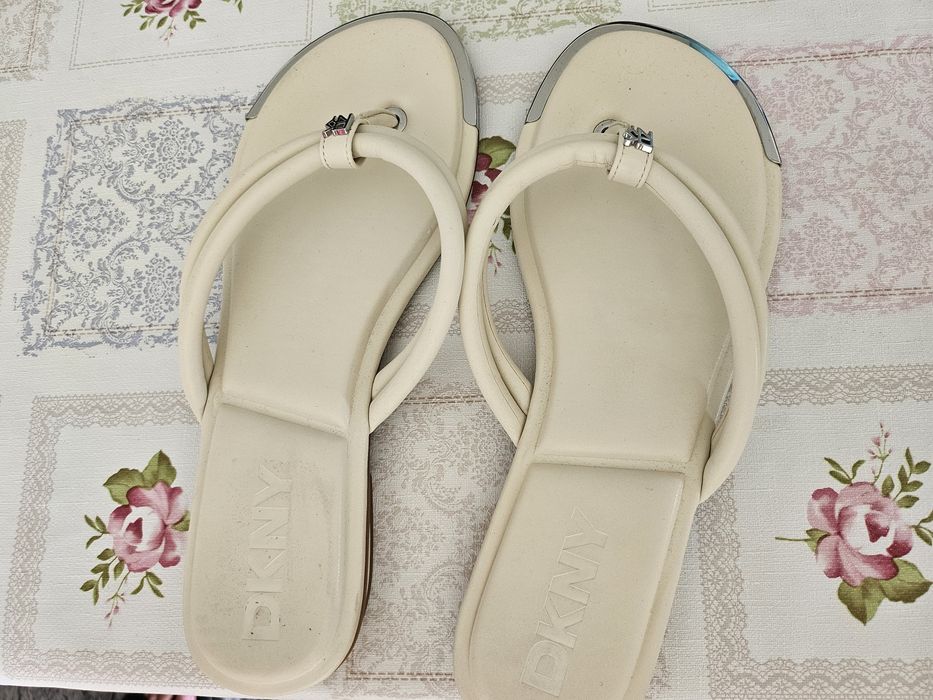 Chinelos DKNY de pele ecru