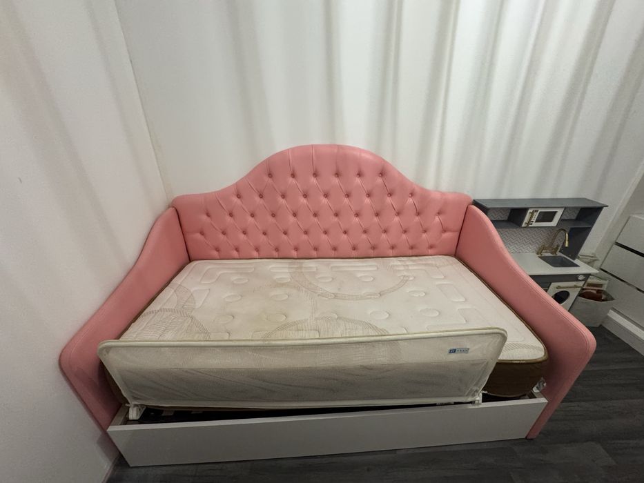 Cama estofada com estrado elevatorio