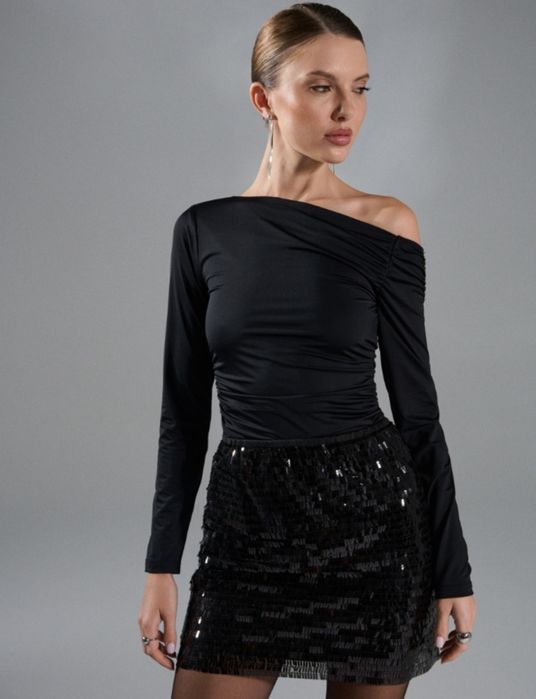 Боді з асиметричним декольте