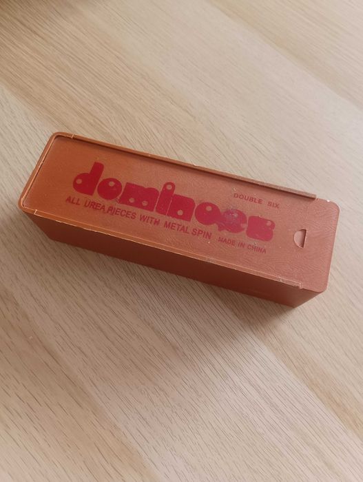 Jogo de Dominós com Caixa