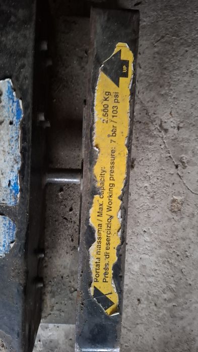 Podnośnik nożycowy samochodowy