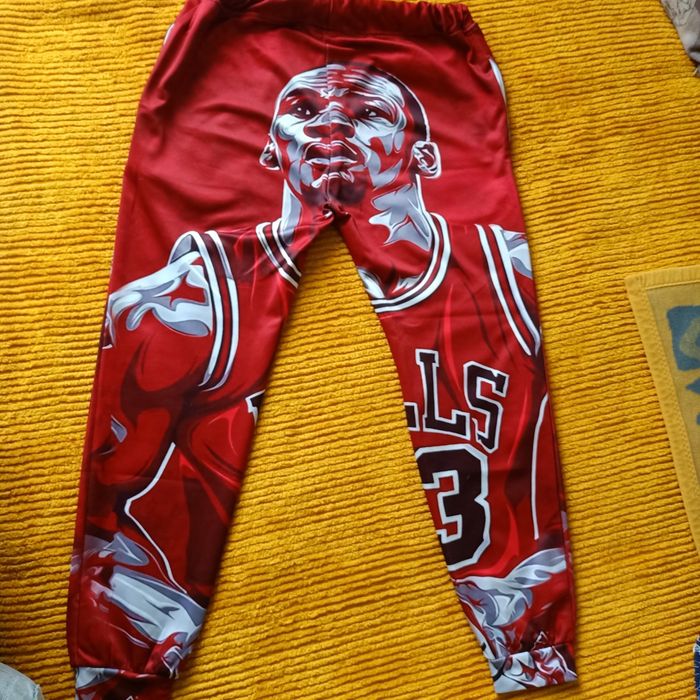 Spodnie dresowe z postacią Michaela Jordana . Rozmiar M