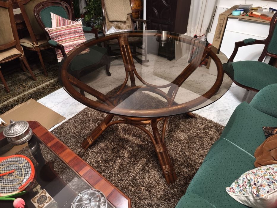 Mesa de Bambu refinada de tom escuro com tampo de vidro