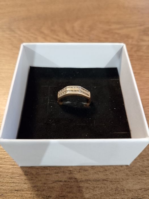 Złoty pierścionek z cyrkoniami pr.585