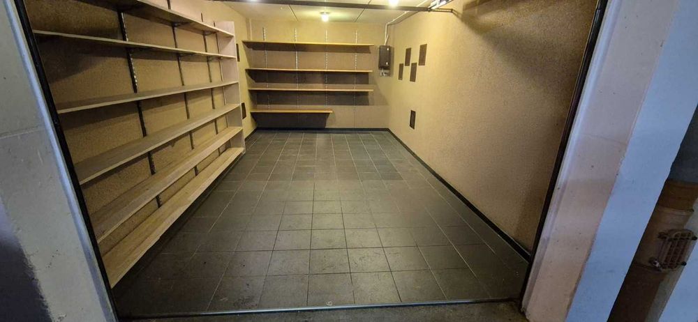 Sprzedam garaż bezpośrednio na strzeżonym osiedlu Odkryta 36A.