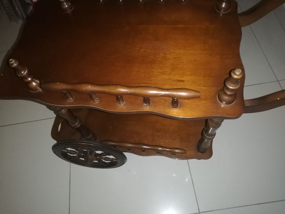 Carrinho de chá clássico em madeira