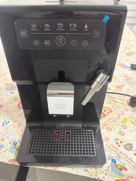 Máquina de café automática Krups modelo Quattro Force