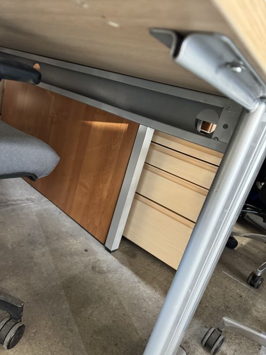 Nowoczesne biurko biurowe 140x80 -  poleasingowe używane meble biurowe