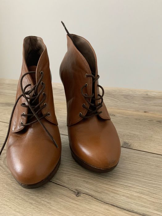 Черевики жіночі з червоною підошвою