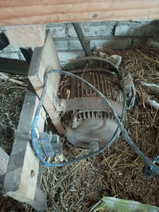 Продам січкарню з мотором.