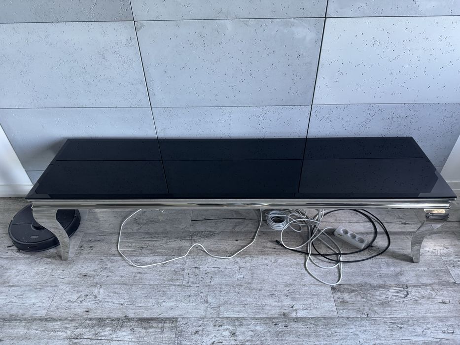 Konsola pokryta czarnym szkłem