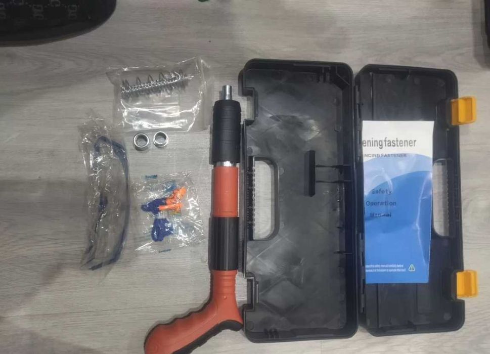 Пневматичний пістолет для забивання цвяхів в стіну