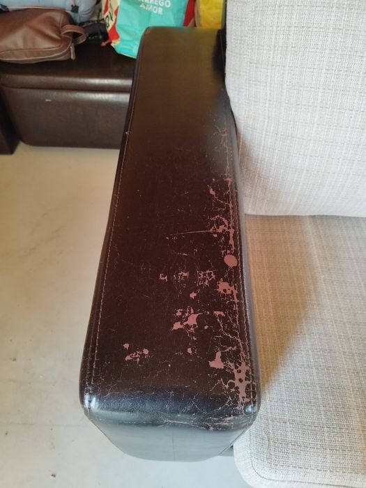 Sofá de 3 lugares, em polipele e tecido