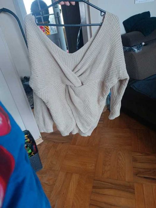 Sweterek beżowy ozdobne plecy