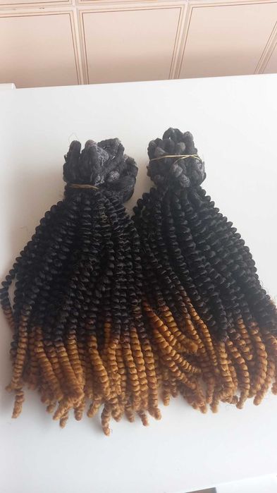 Cabelo postiço Sanguita cacheado