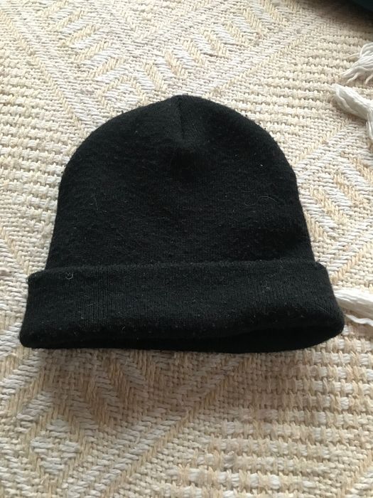 Czarna czapka odwijana podwójna z napisem
