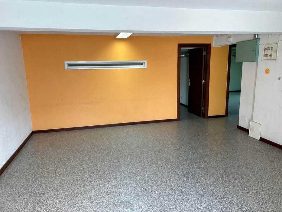 Arrenda-se garagem/armazém/escritório/centro de estudos. 110 m2. Feijó, Almada. 630 €/mês