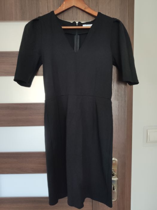 Nowa Czarna elegancka sukienka Reserved