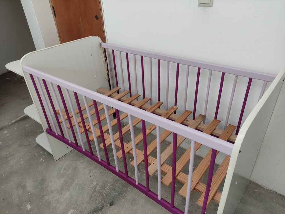 BAIXA DE PREÇO - Cama de bebé com móvel e muda-fraldas