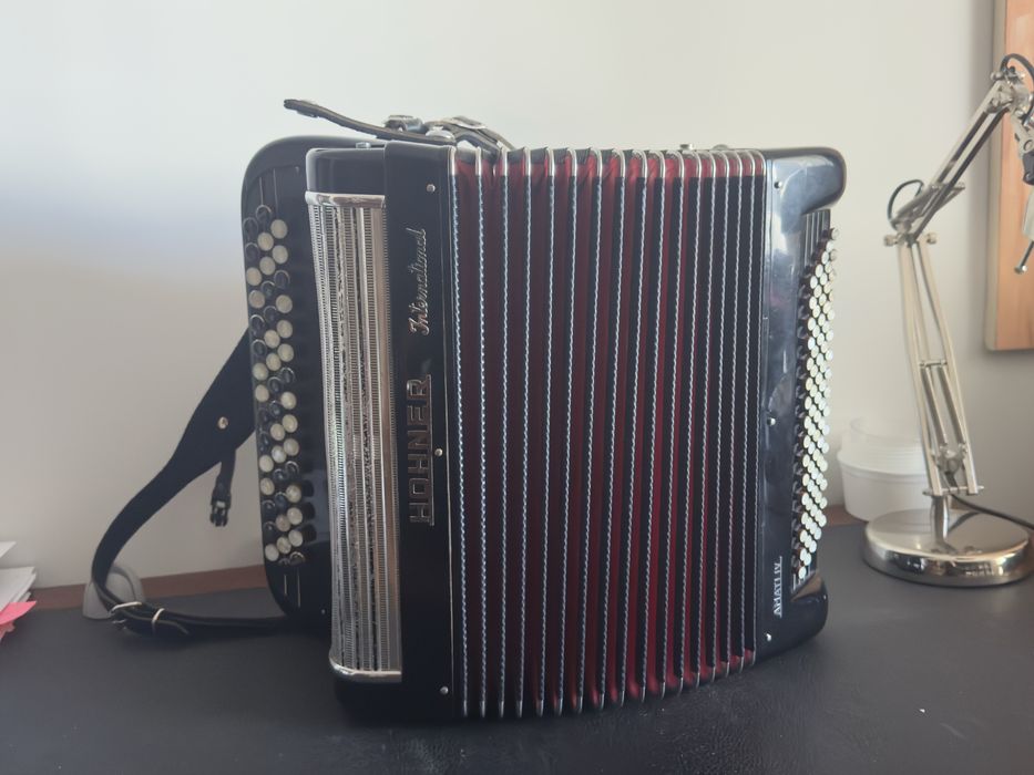 Acordeão Hohner International Amati IV