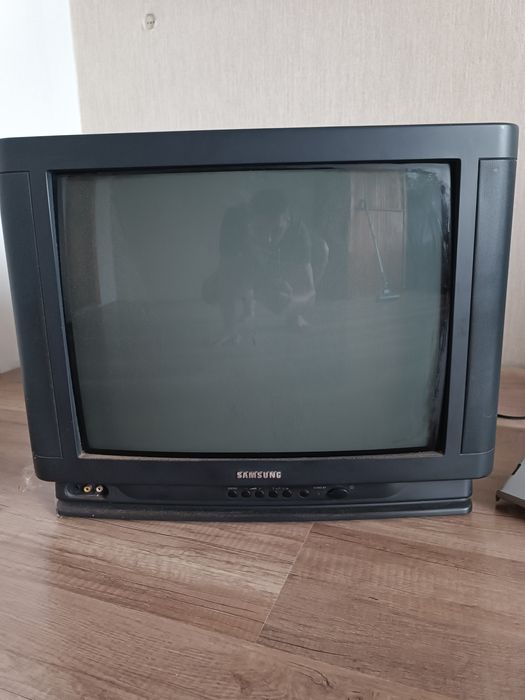 Продам телевізор з настінним кріпленням