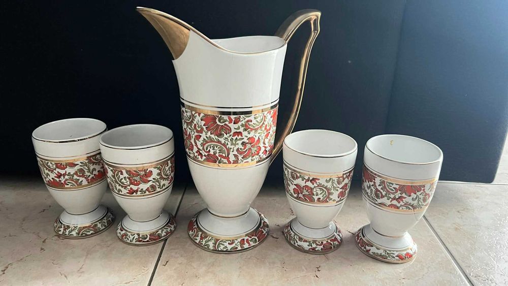 Conjunto de jarro com quatro copos