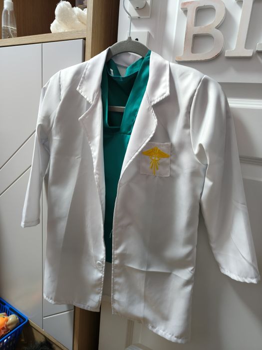 Strój lekarza z walizką