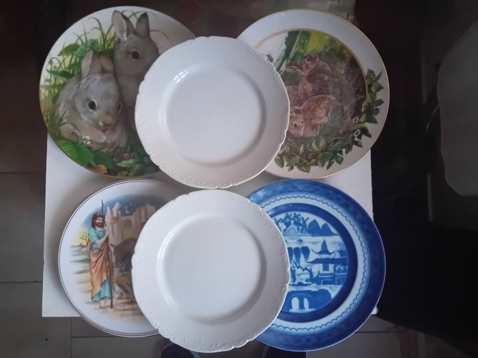 Vendo Conjunto de Pratos antigos em estado razoavel