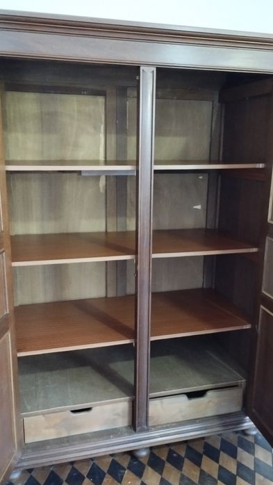 Conjunto de Guarda-Roupa, Cómoda e Mesinhas de Cabeceira em Madeira