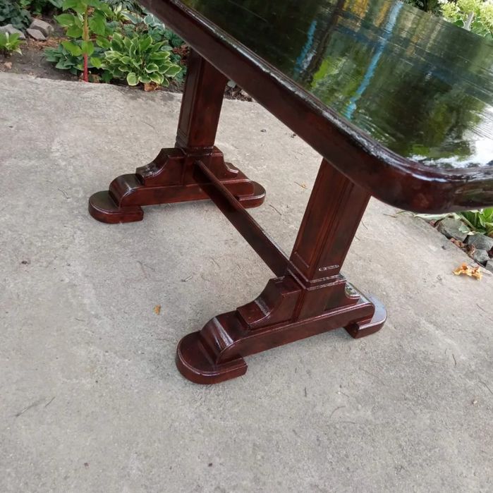 Стол лакированный