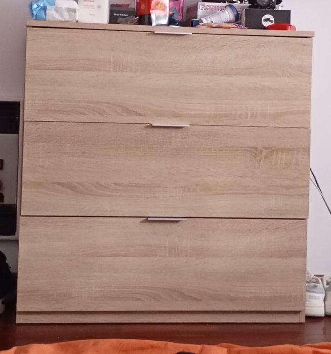 Cómoda com 3 gavetas como nova.