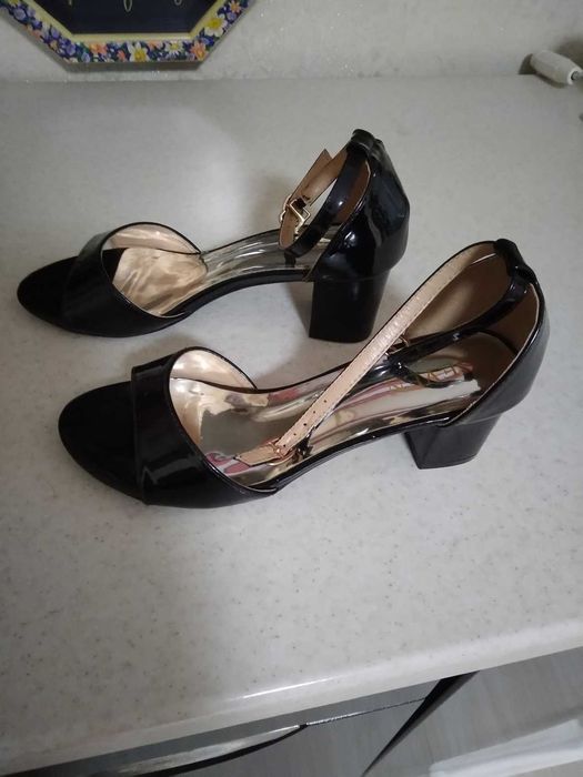 Босоніжки чорні лакеровані 36 розмір