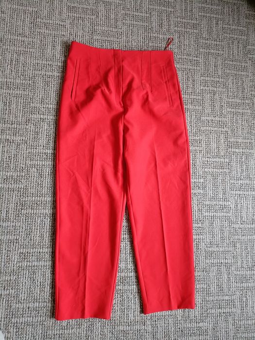 Eleganckie proste materiałowe czerwone spodnie