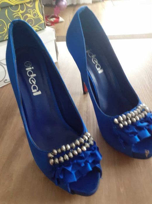 Czółenka na koturnie 39