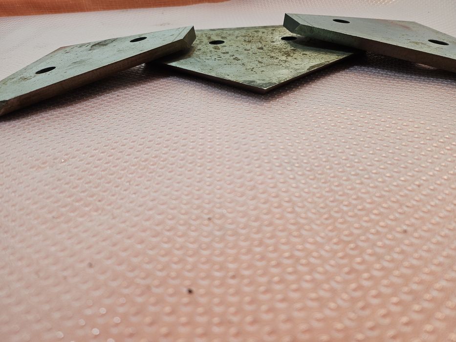 Trzy metalowe płytki tnące bizon