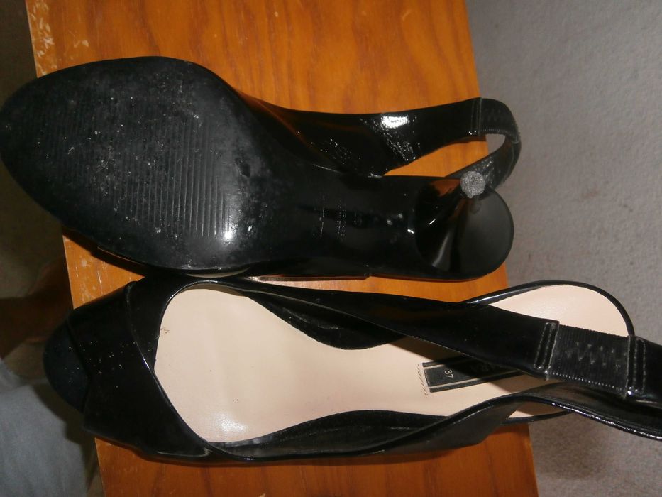 sandália preta marca zara