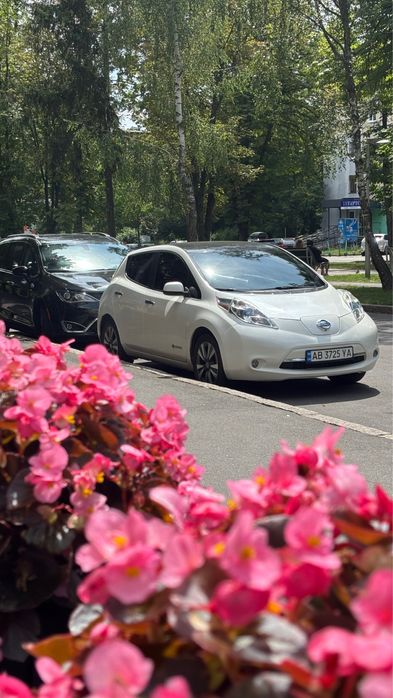 Продам чудову машинку, Nissan