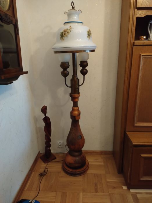 Lampa podłogowa drewniana vintage.