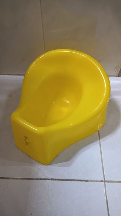 Pote amarelo de criança