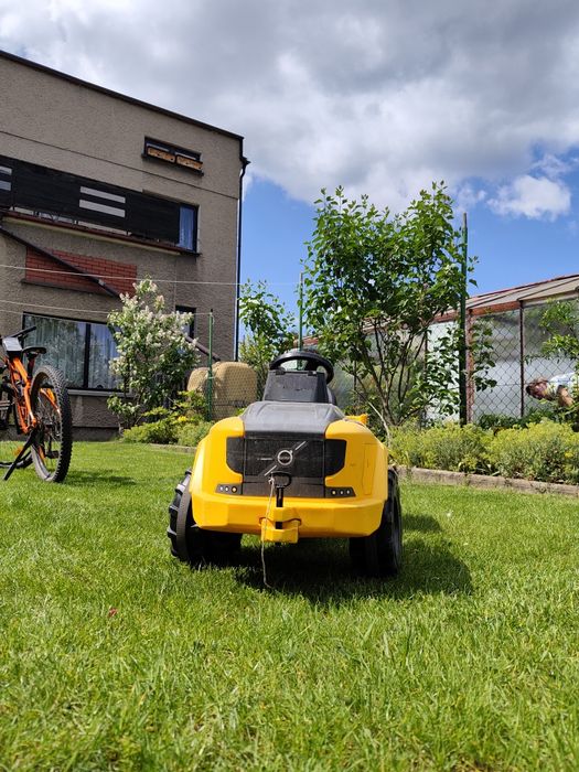 Rolly Toys Traktor Volvo Żółty. Samochód na pedały